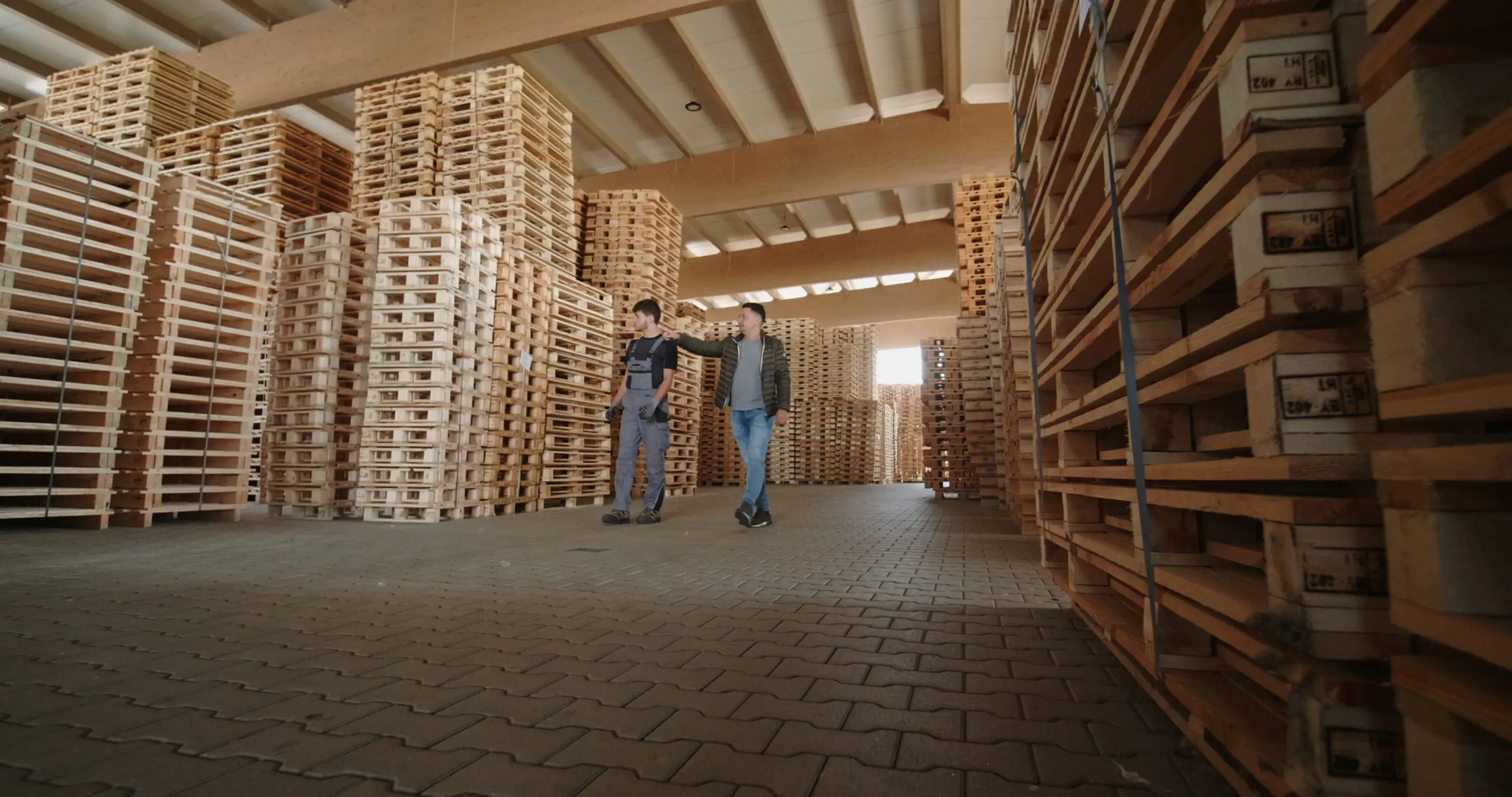 Banner tour of the warehouse of Holz Schäfer - Industrie